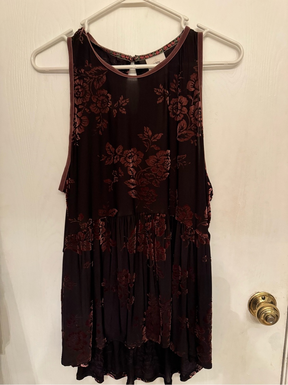 Women’s Knox Rose black sleeveless with burgundy roses Size XXL